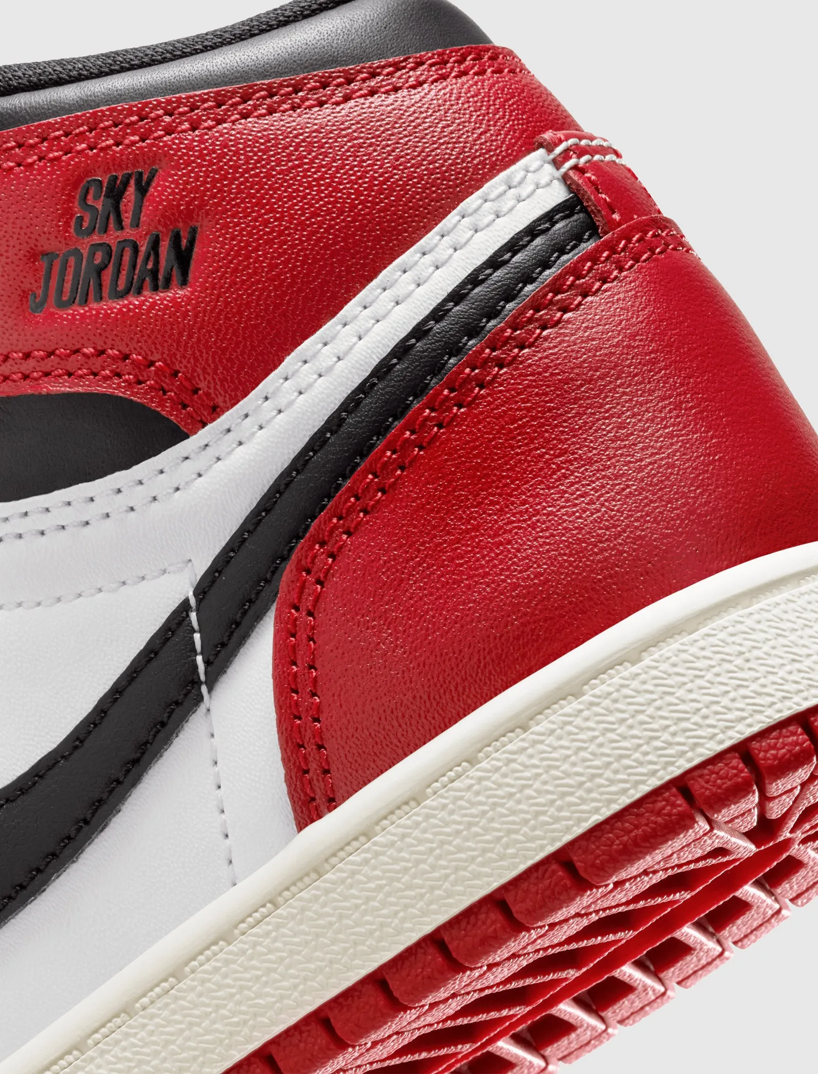 AIR JORDAN 1 RETRO HIGH OG "BLACK TOE REIMAGINED" PS Foot Glow Memory Foam Standing All