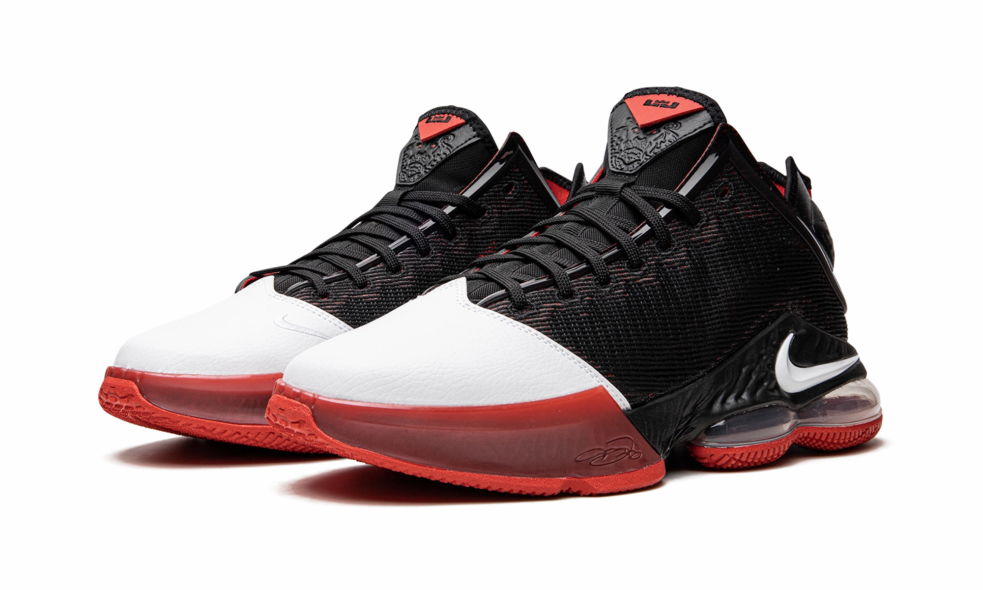 Flexible Traction Pattern Dynamic Lacing LeBron 19 Low "Bred"