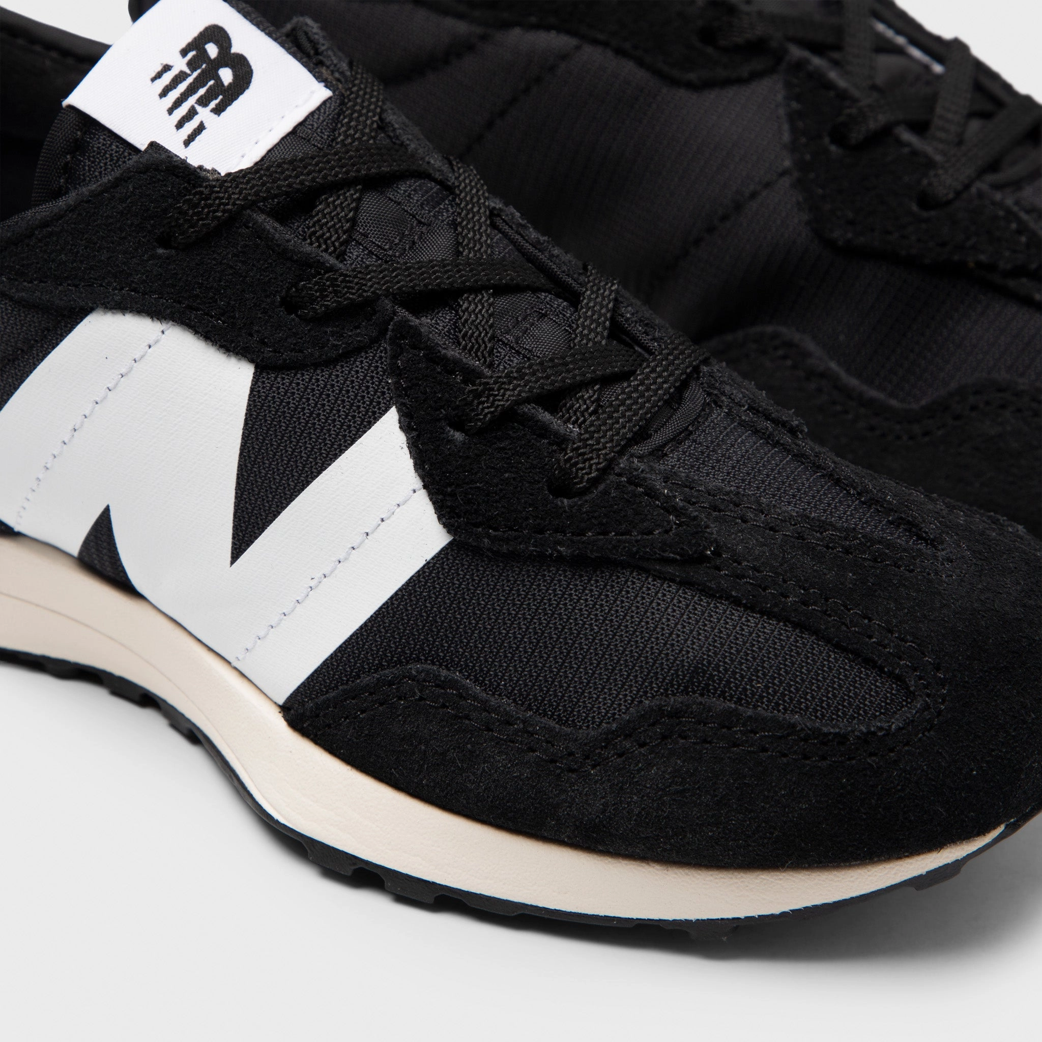New Balance Juniors' 327 Black / White foot - agility running shoes Boost Speed