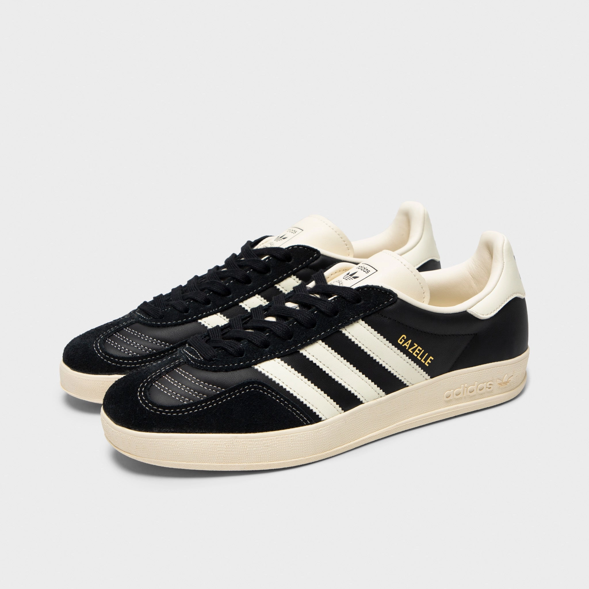 Subtle Look Smooth Entry adidas Gazelle Indoor Black / White - Gold