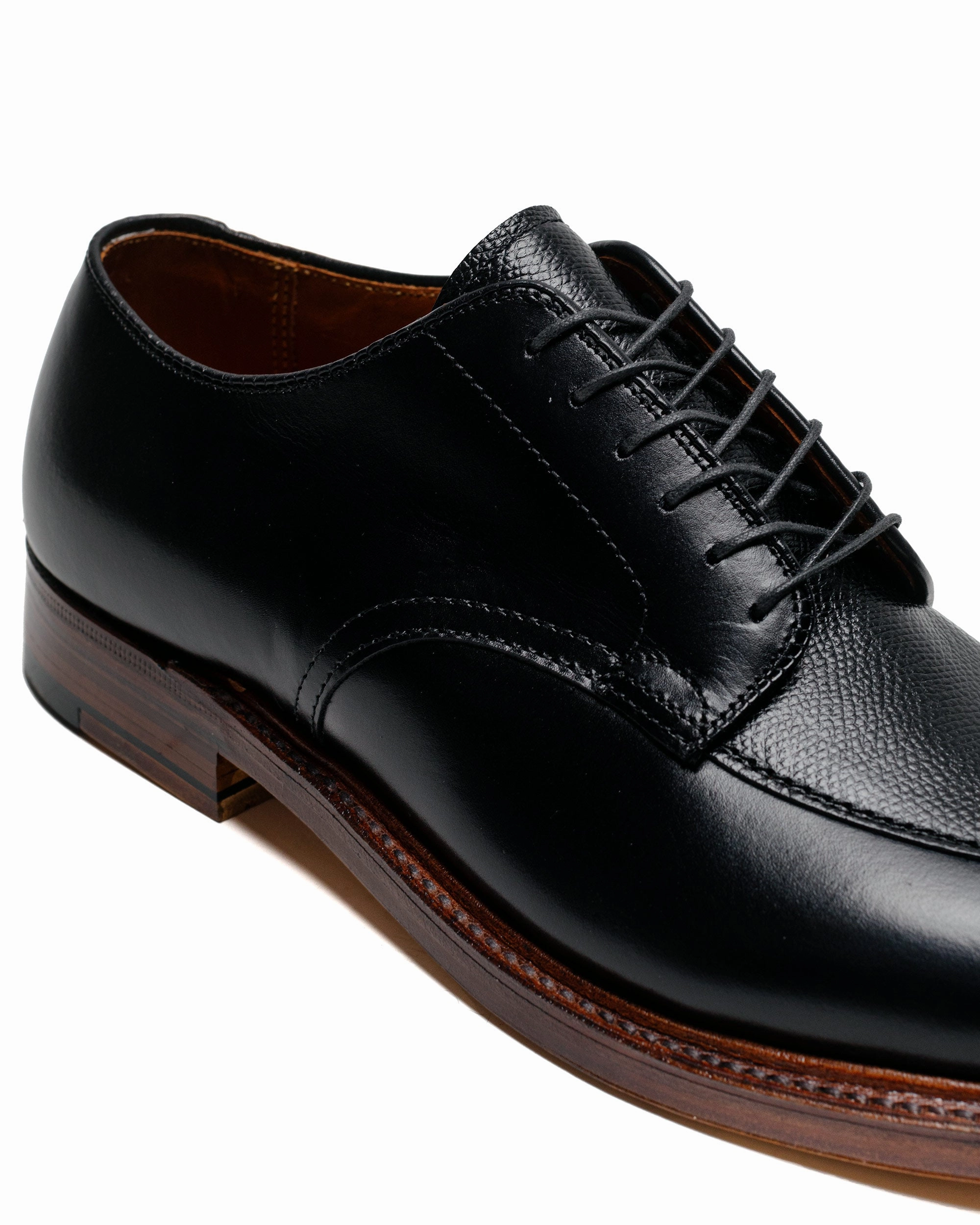 Spanish Bold Alden V Tip Blucher Black Calfskin/Black Regina Grain G2603