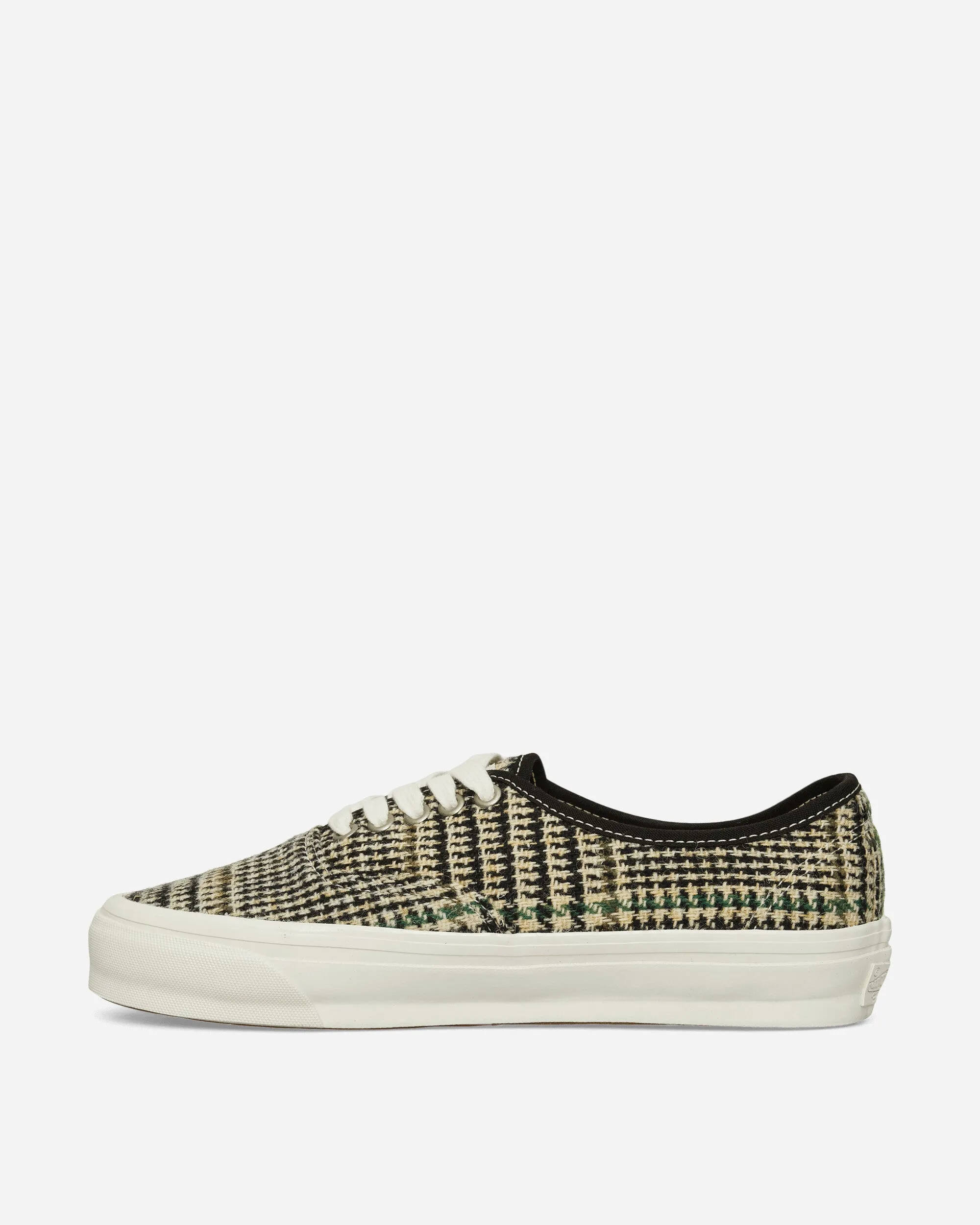 Authentic LX 44 Sneakers Black / White Effortless Wear Smart Fit