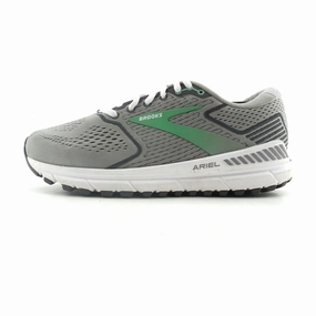 BROOKS ARIEL '20 running in a coastal area shoes