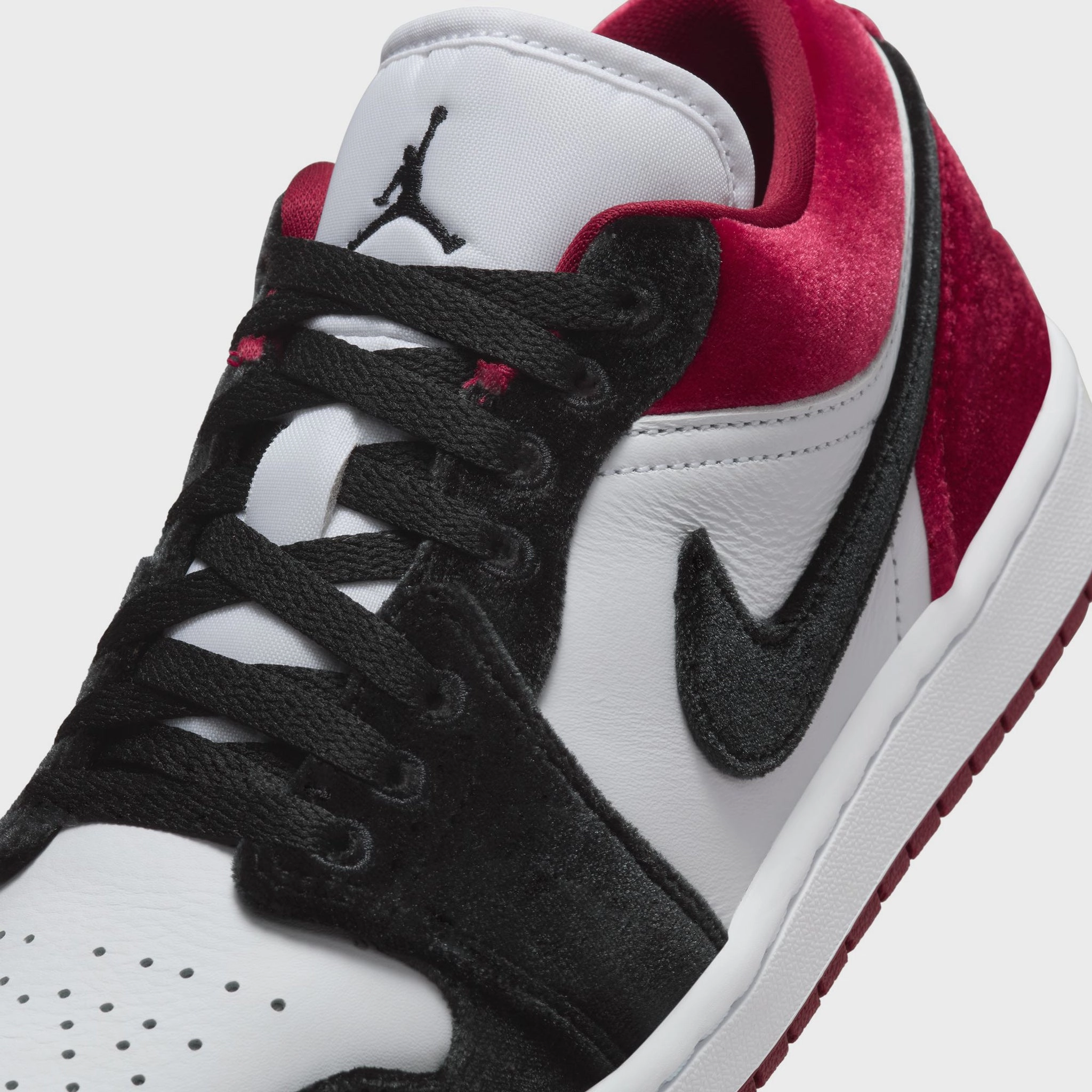 Optimal Traction Jordan Women's 1 Low SE Black / White - Team Red
