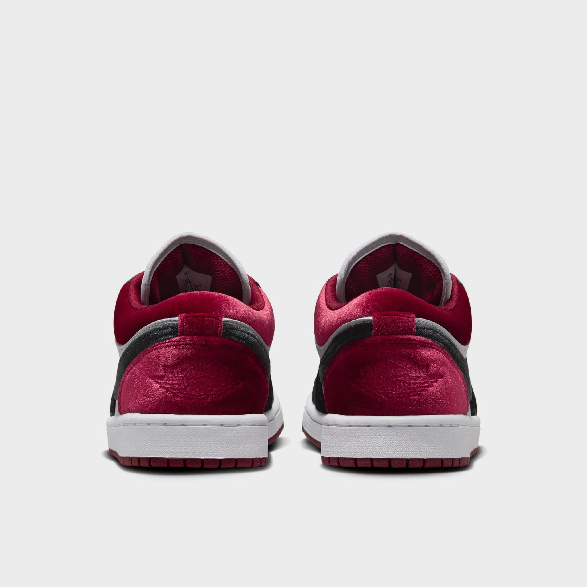 Snug fit Jordan Women's 1 Low SE Black / White - Team Red