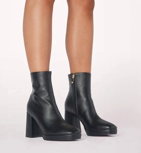 Water Wall Questky Booties In Black