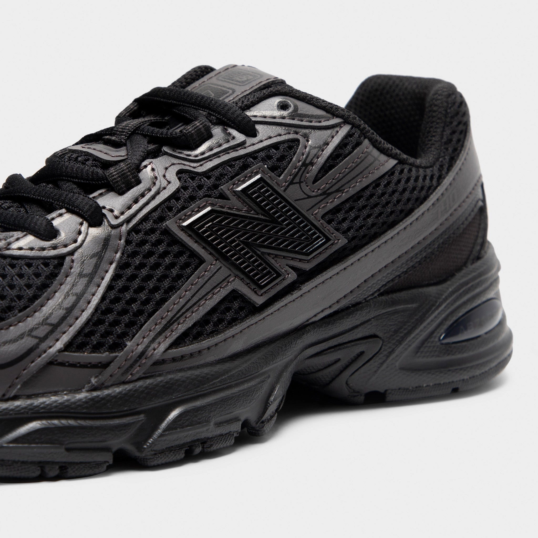 New Balance Juniors' 740 Black Cement / Black running shoes with air cushion