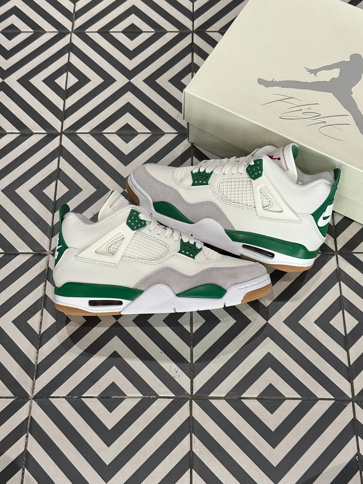 Jordan 4 SB Pine Green (Taille 38,5) Neutral Walk Flexible Groove Tech