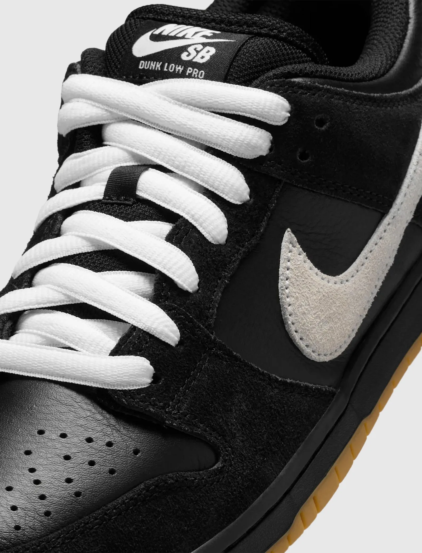 DUNK LOW SB "BLACK/GUM" Neutral Glow