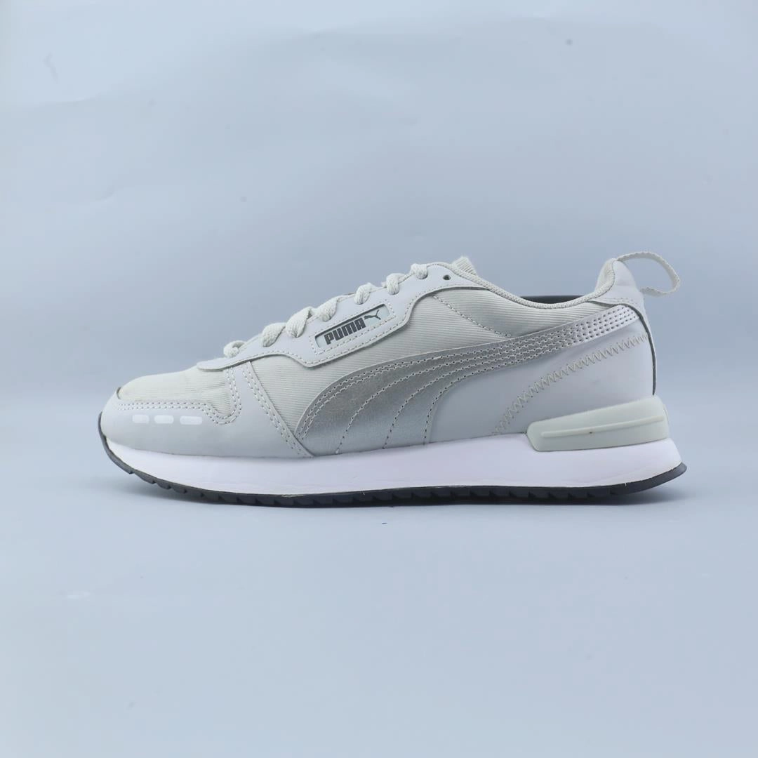 running on flats PUMA  R78 METALLIC