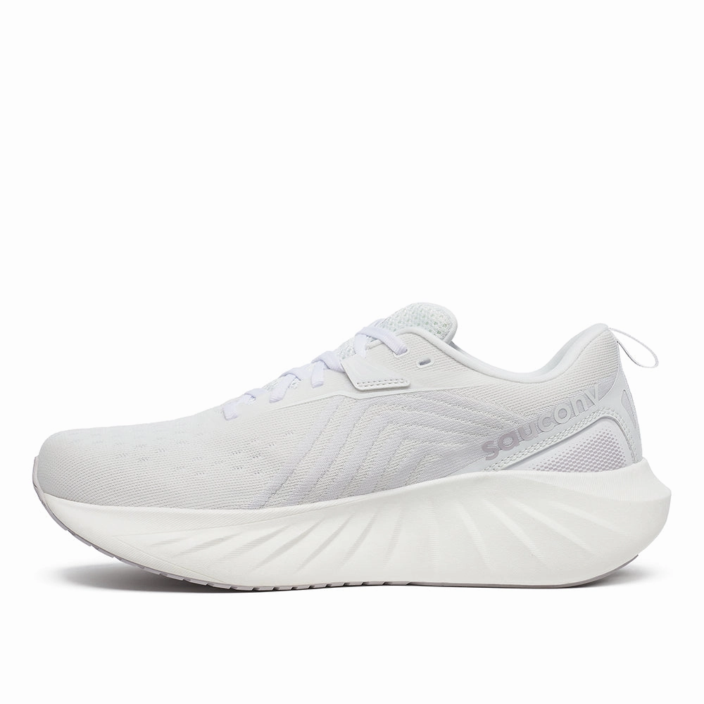 Indoor equipment running in a floating bridge area shoes Saucony Men's Triumph 22 Running Shoes