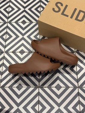 Yeezy Slide Flax (Taille 40,5) Recycled Synthetic Upper