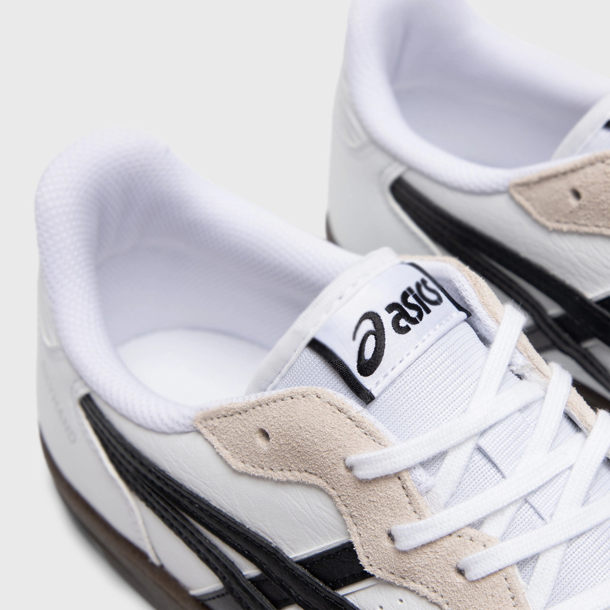 ASICS Skyhand OG White / Black Subtle Vibe