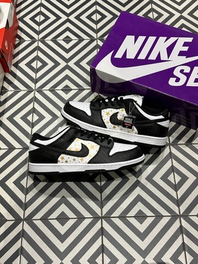 Dunk SB Supreme Stars Black (Taille 45) Fashion Rush Fit Ready