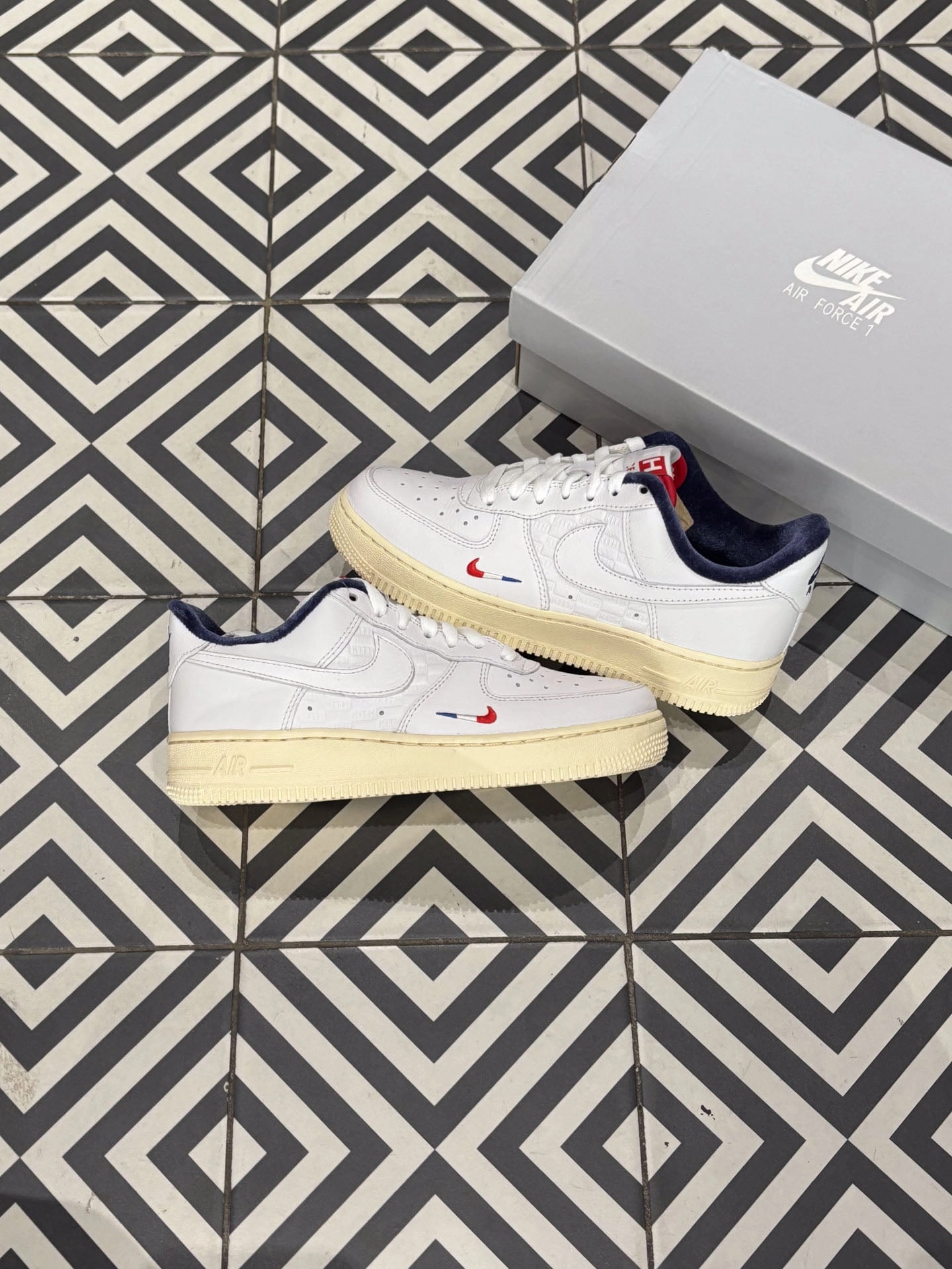 Run Ready Classic Activity Air Force 1 Kith Paris (Taille 37,5)