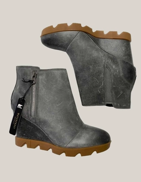 Modern Minimal Joan Uptown Zip Bootie In Quarry, Gum