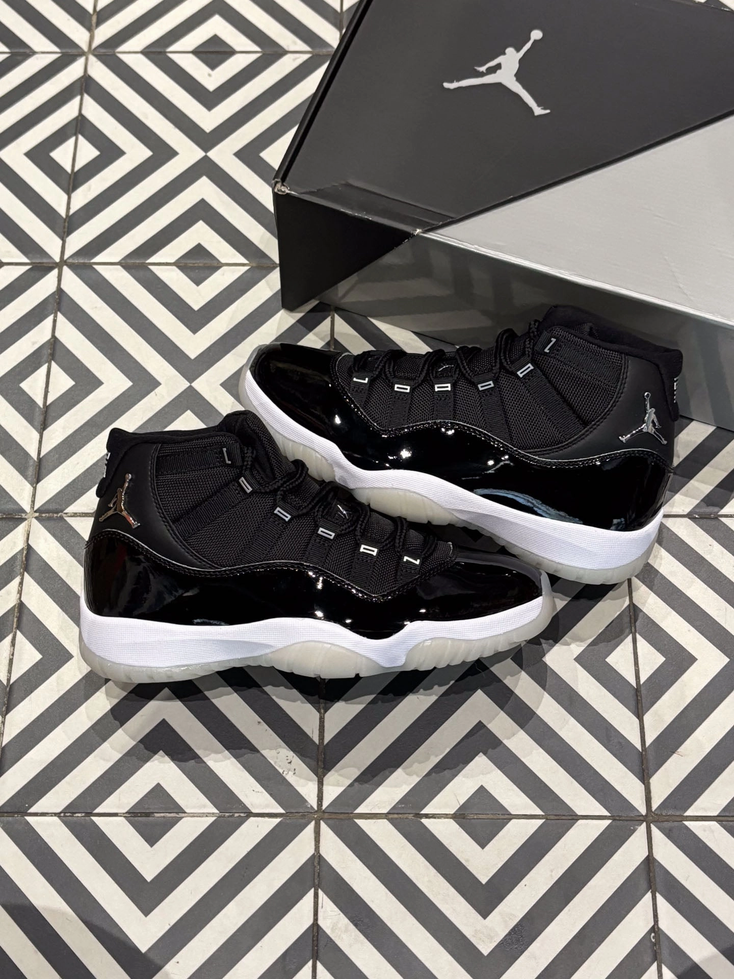 Jordan 11 Jubilee (Taille 42) Lace   Up