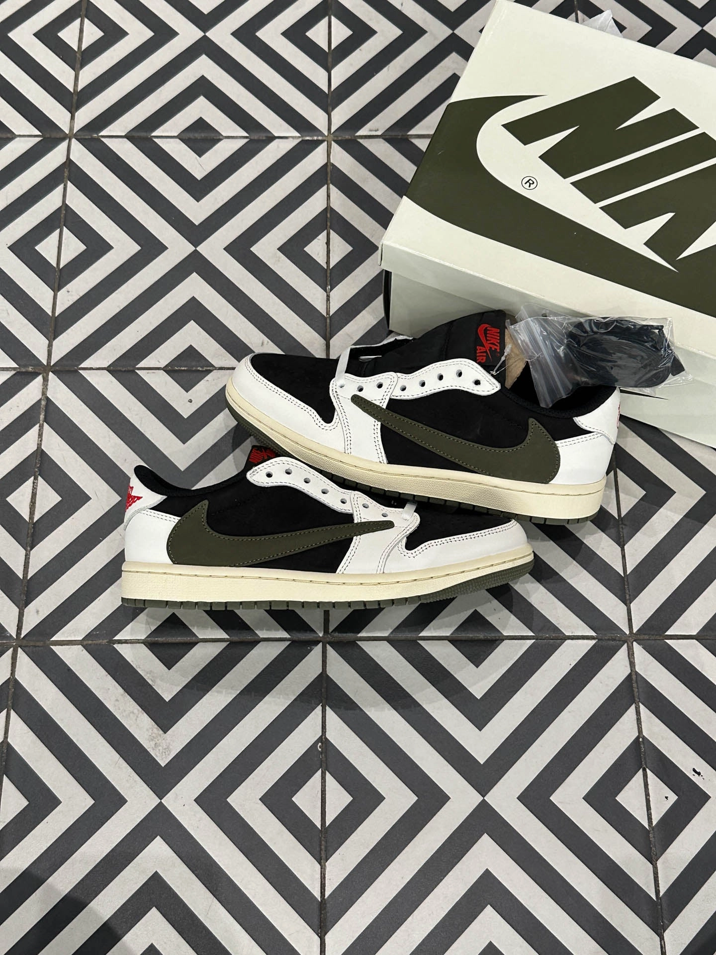 Jordan 1 Low Travis Scott Olive (Taille 38) Active Design