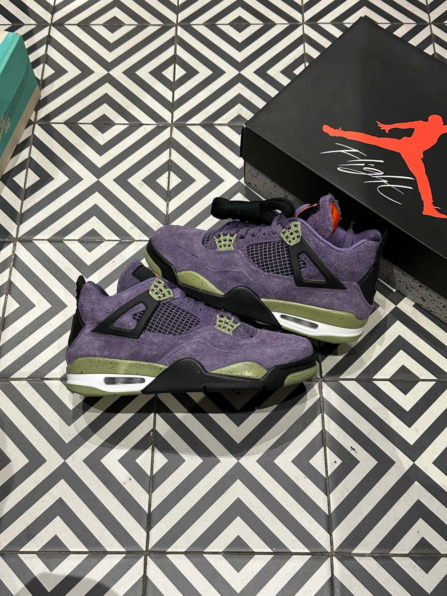 Jordan 4 Canyon Purple (Taille 40,5) Durable Build