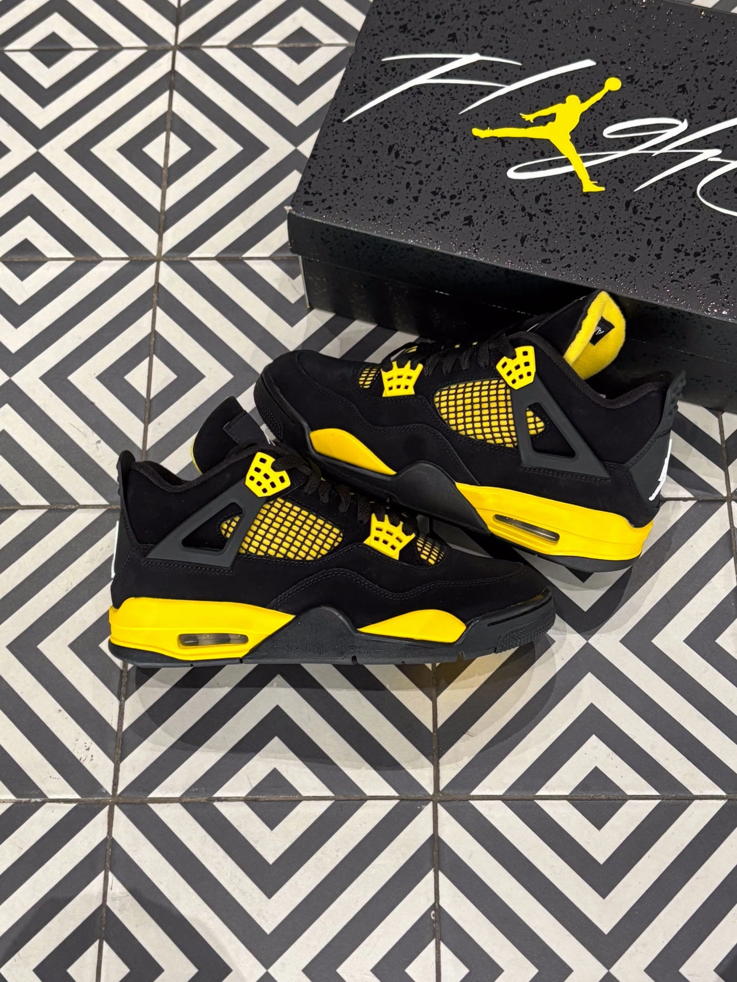 Running Performance Ultra Responsive Cushioning Jordan 4 Thunder (Taille 40,5)