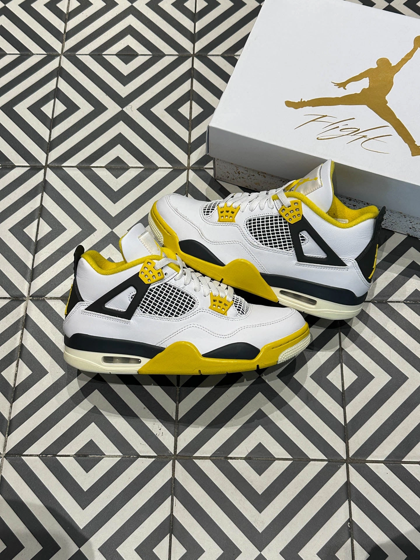 Jordan 4 Vivid Sulfur (Taille 37,5) Push Power Running Errands
