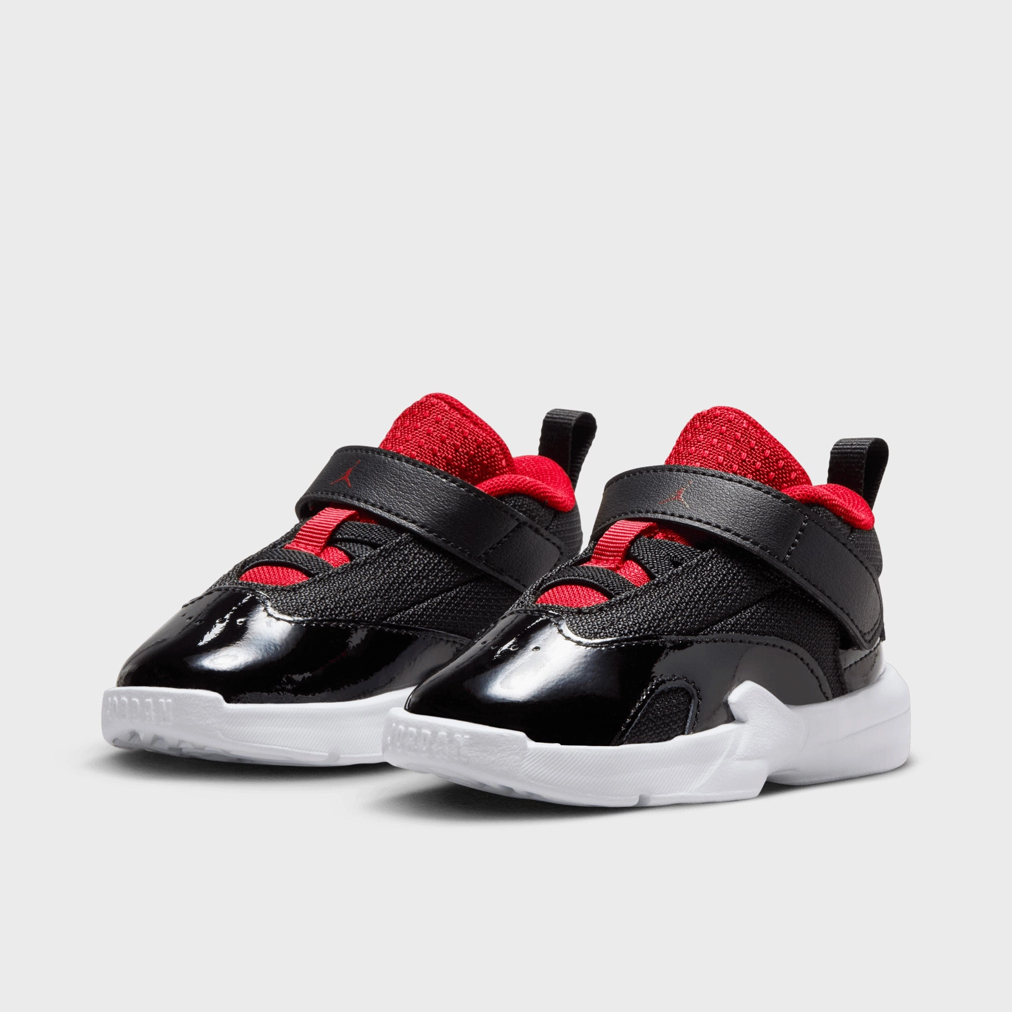 Comfort Fit Jordan Max Aura 6 TD Black / Gym Red - White