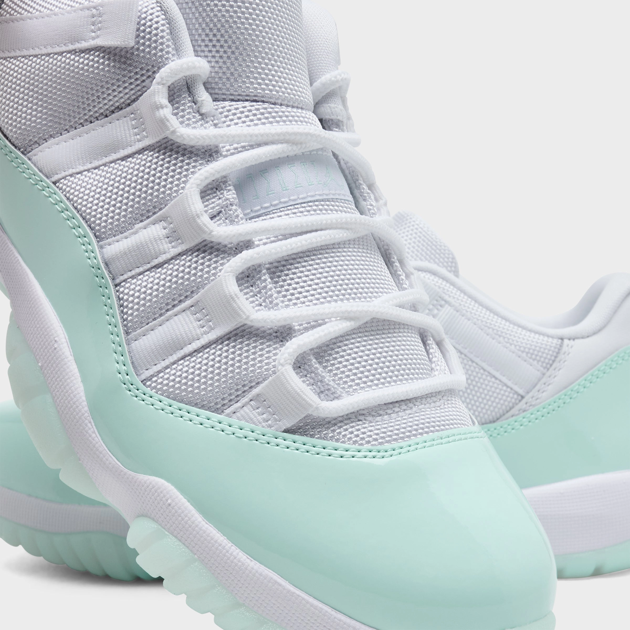Compression Cushioning Jordan Women's 11 Retro Low White / Igloo