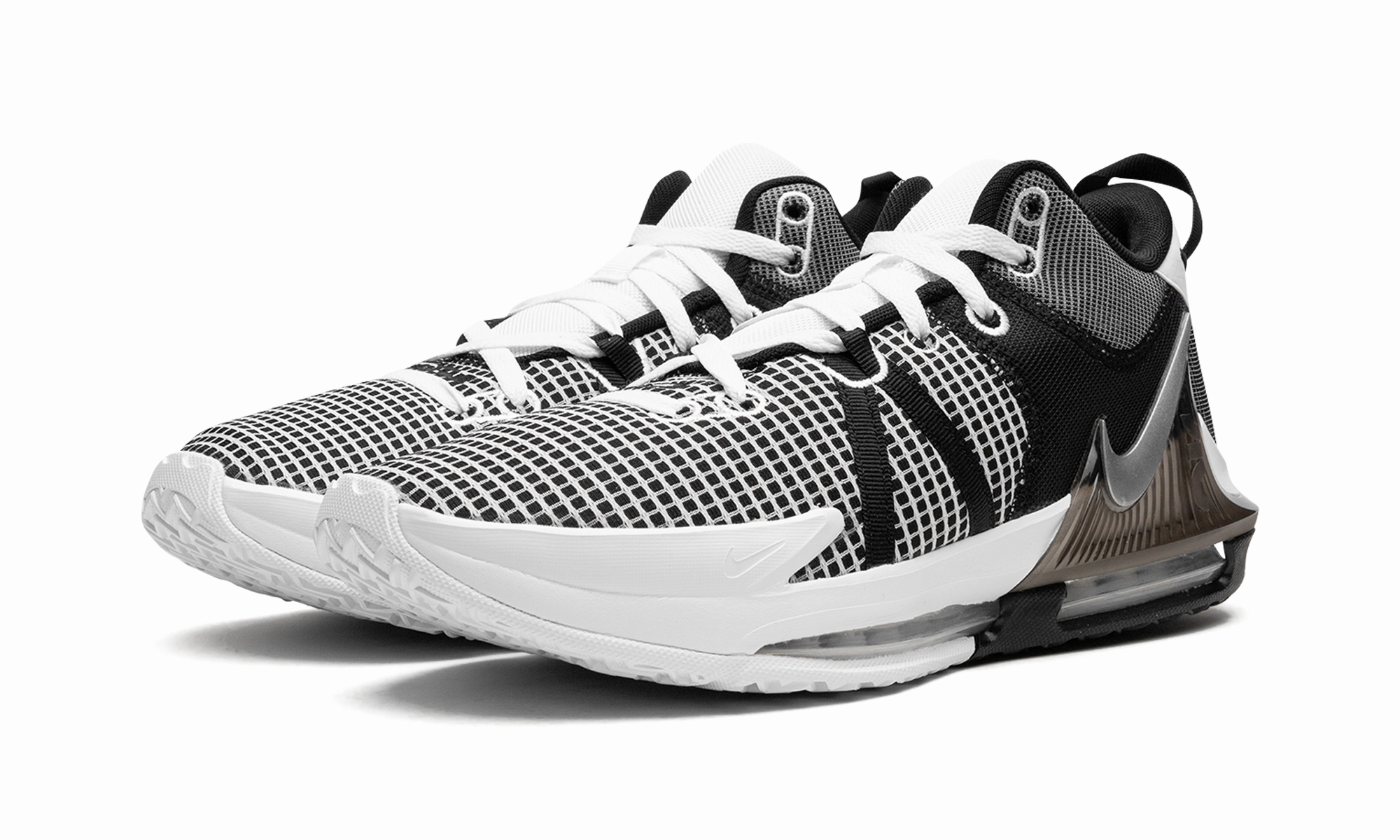 LeBron Witness VII Micro Groove Flex Points Dynamic Traction Grip