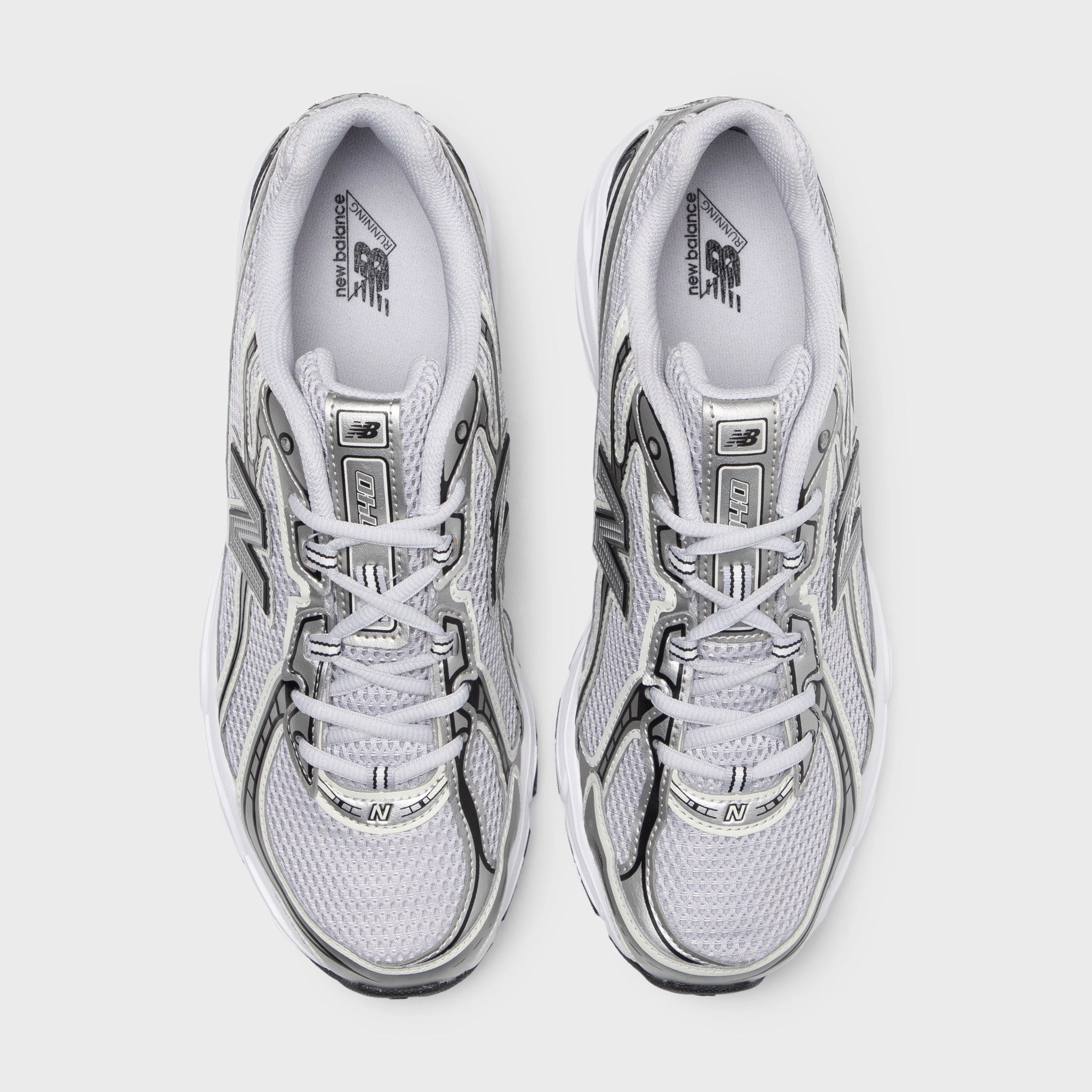 carbon fiber plate evening running gear New Balance 740 Silver / White
