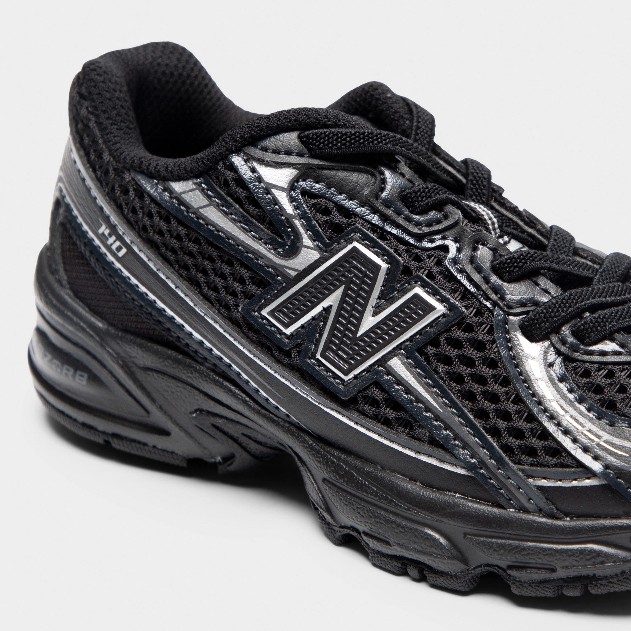 shock - absorbing shoes amateur runner's shoe choice New Balance Children's 740 Black / Silver Metallic