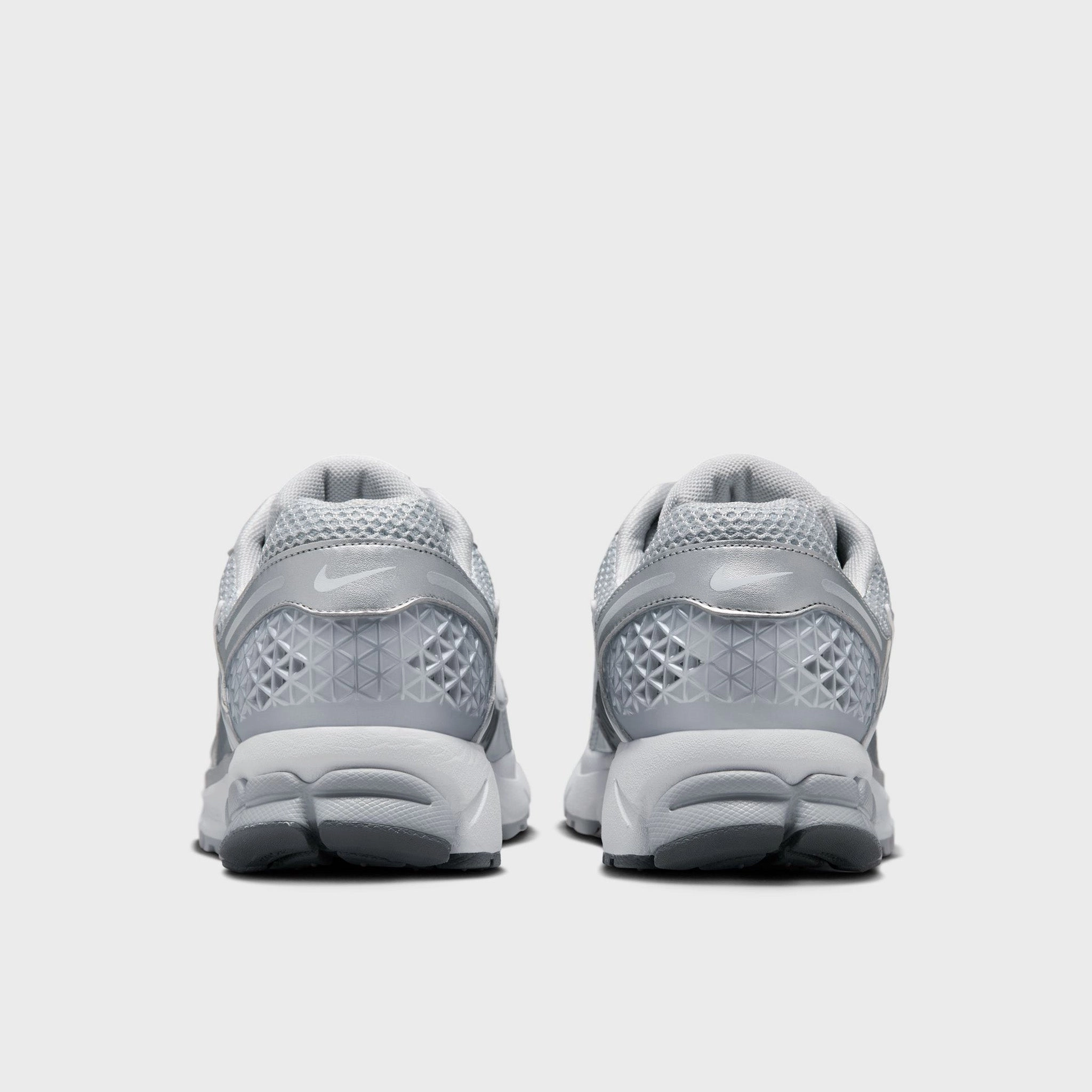 Nike Zoom Vomero 5 Wolf Grey / White - Metallic Silver Sturdy Support
