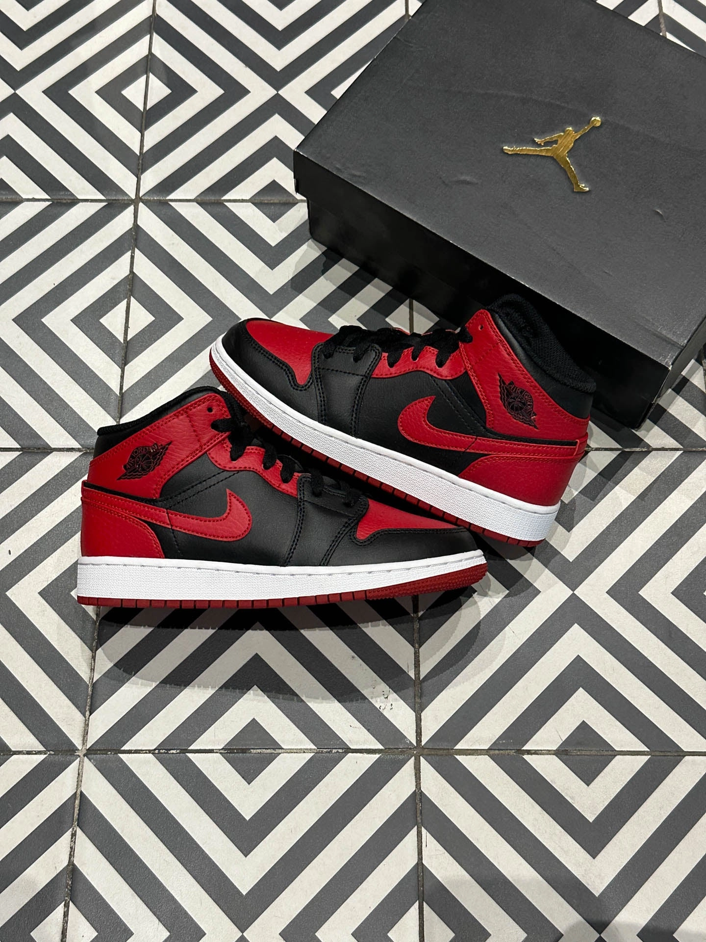 Classic Lace Lock Technology Jordan 1 Mid Bred GS (Taille 40)