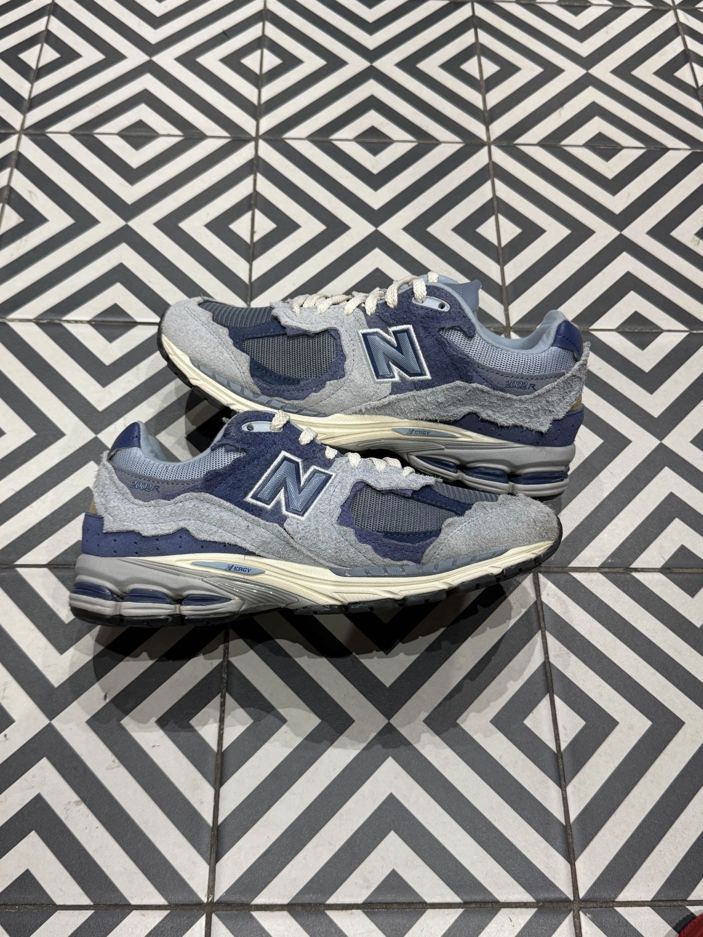 Phylon Midsole Construction Shock-absorbent look New Balance 2002R Protection Pack Light Arctic Grey Purple (Taille 41,5)