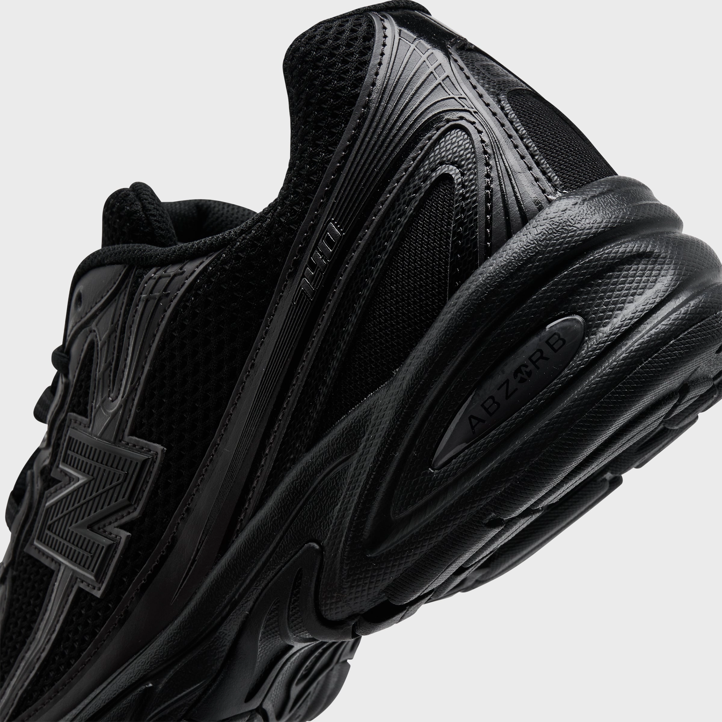 Cutting - edge hypoallergenic shoes New Balance 740 Black / Black