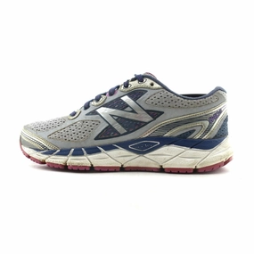 NEW BALANCE 840V3 running in a rural area shoes Functional Design