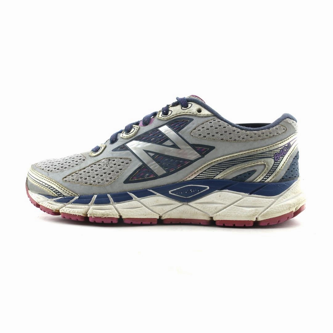 NEW BALANCE 840V3 running in a rural area shoes Functional Design