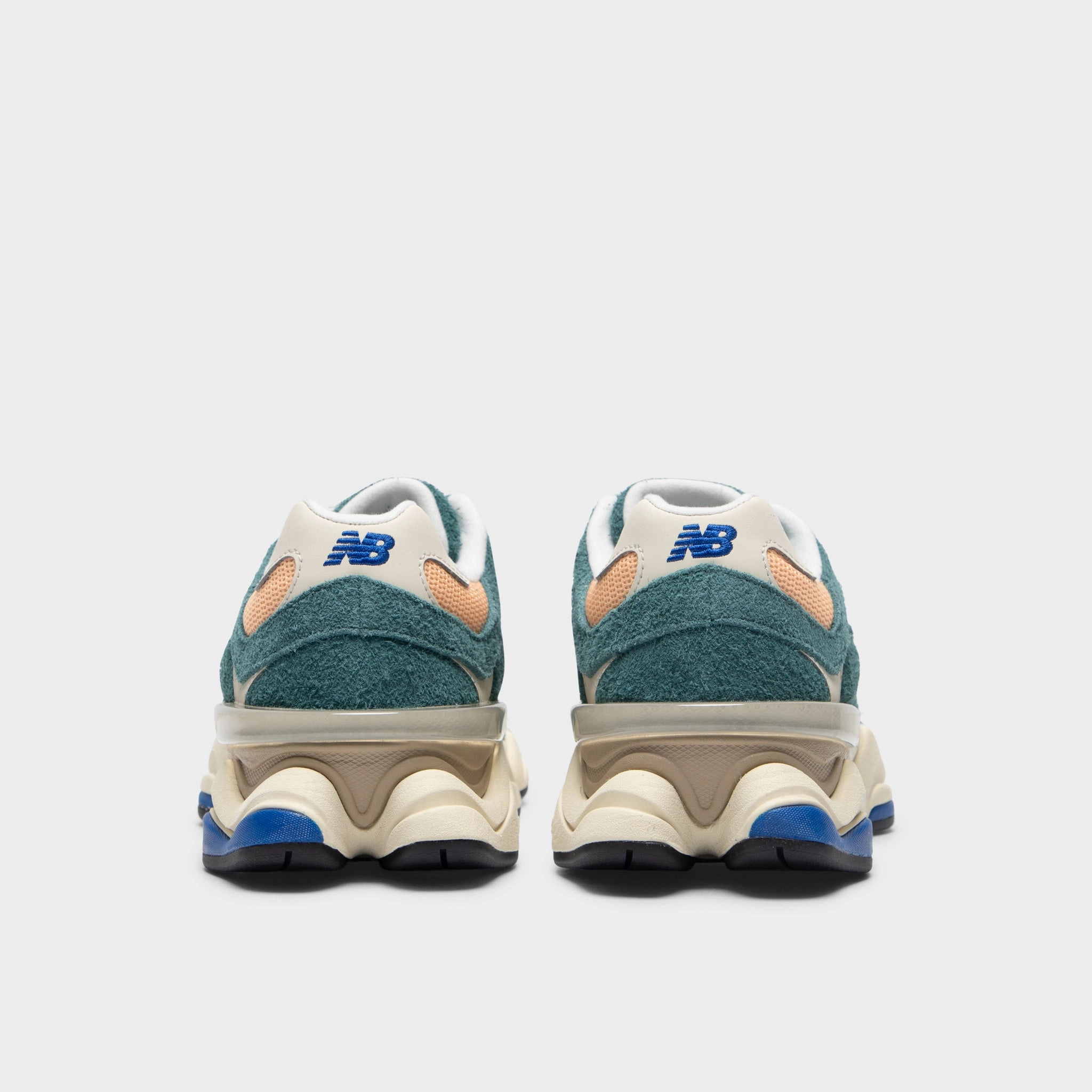 running in sand shoes New Balance 9060 New Spruce / Peach Blossom