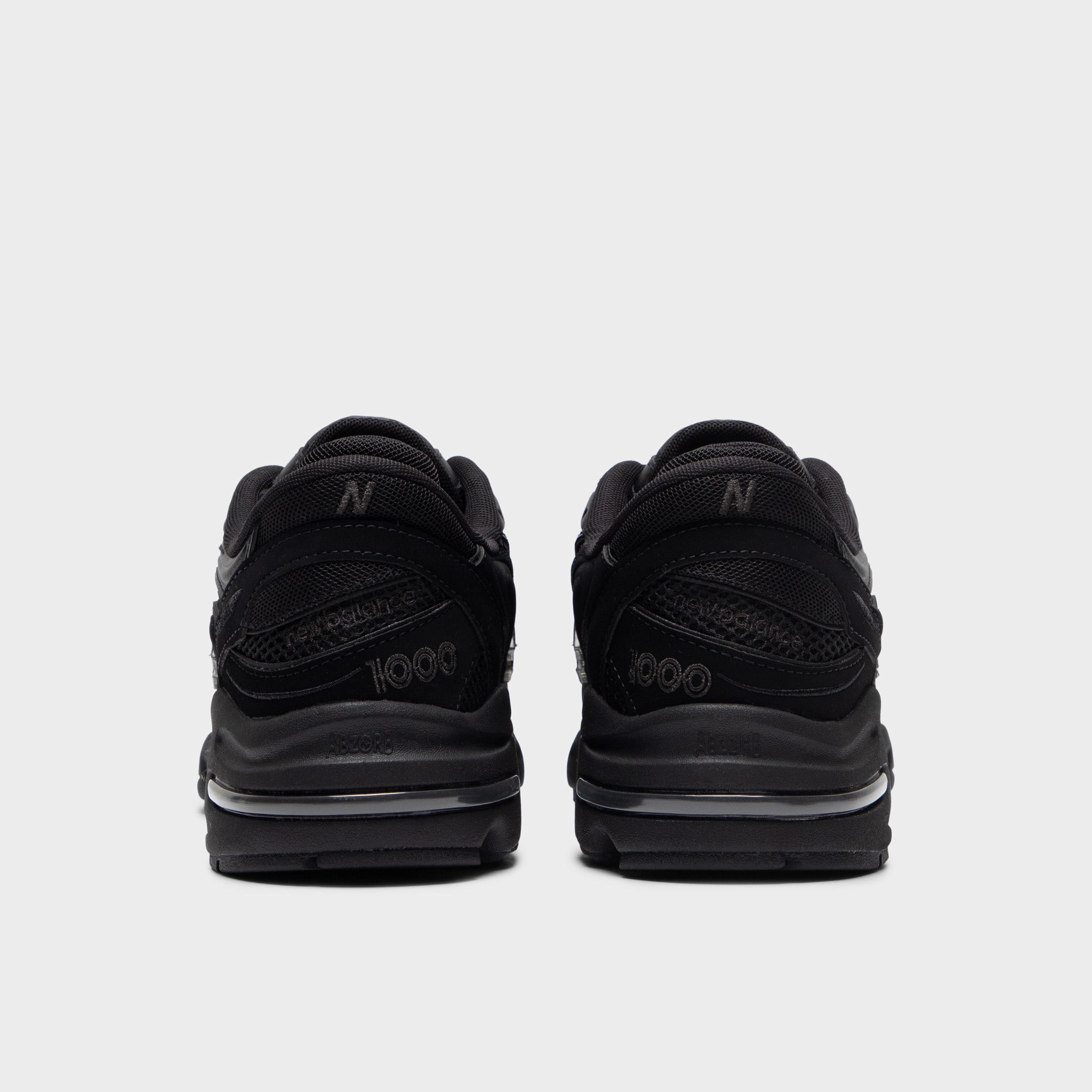 running for a way to stay centered New Balance M1000 Black / Black