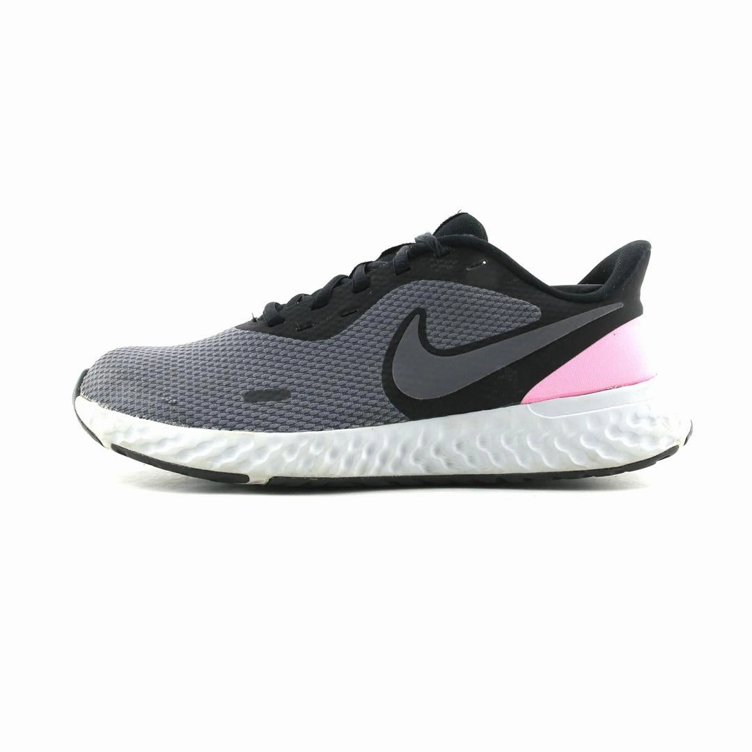 Soft To The Touch NIKE REVOLUTION 5