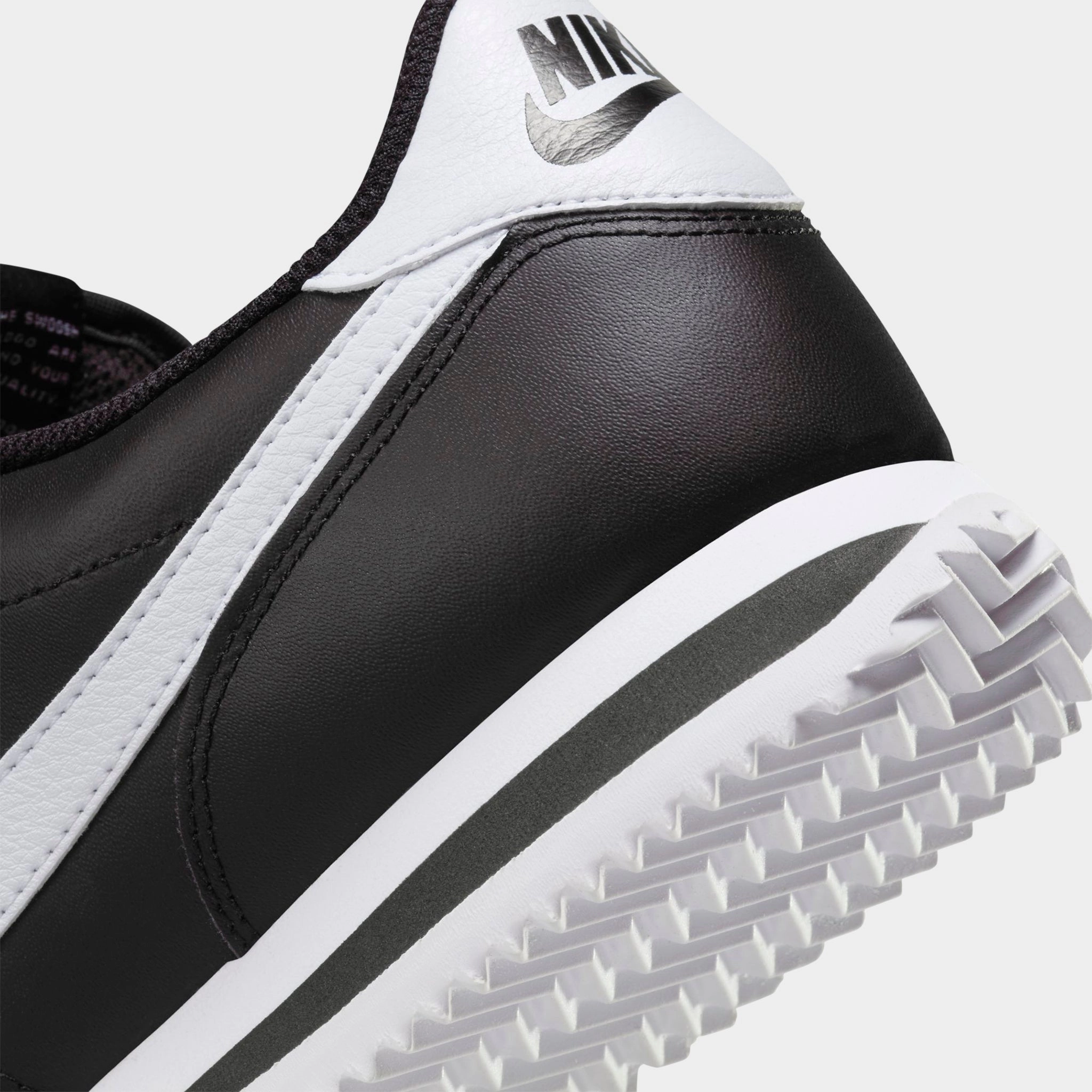 On Move On Trend Nike Women's Cortez Black / White