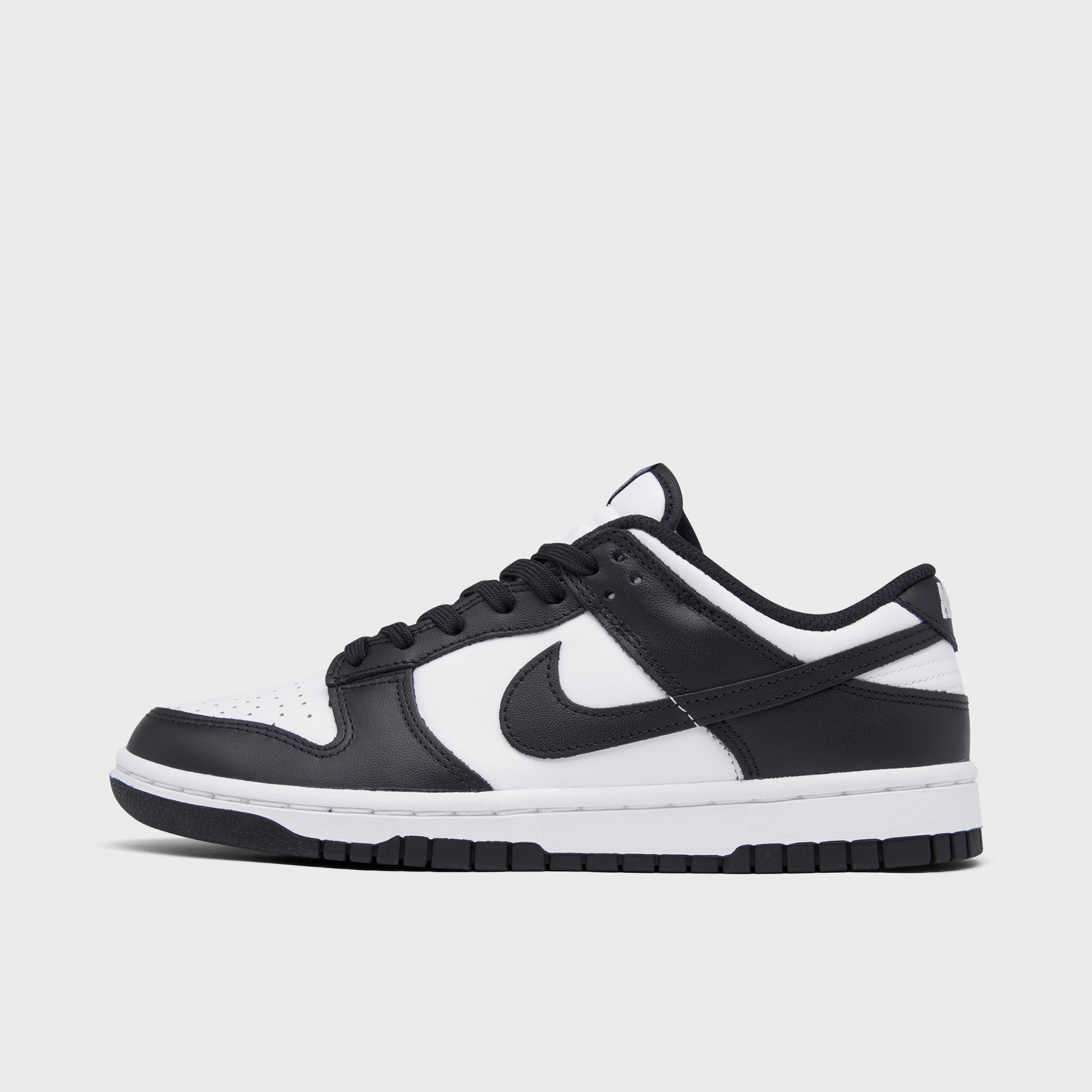 Urban Cool Wind Guard Nike Women's Dunk Low White / Black - White