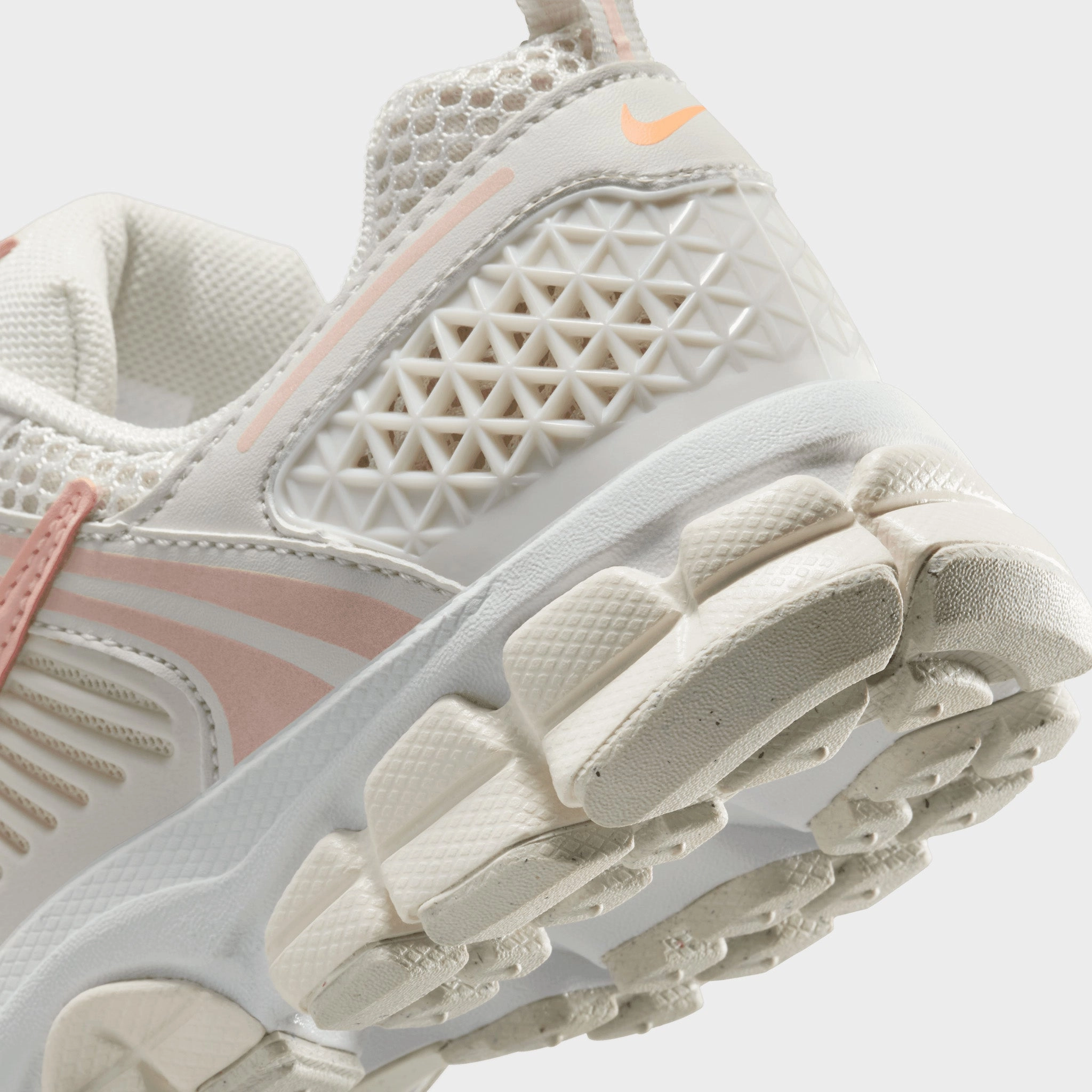 Nike Zoom Vomero 5 GS Phanton / Echo Pink - Light Orewood Brown Effortless Style