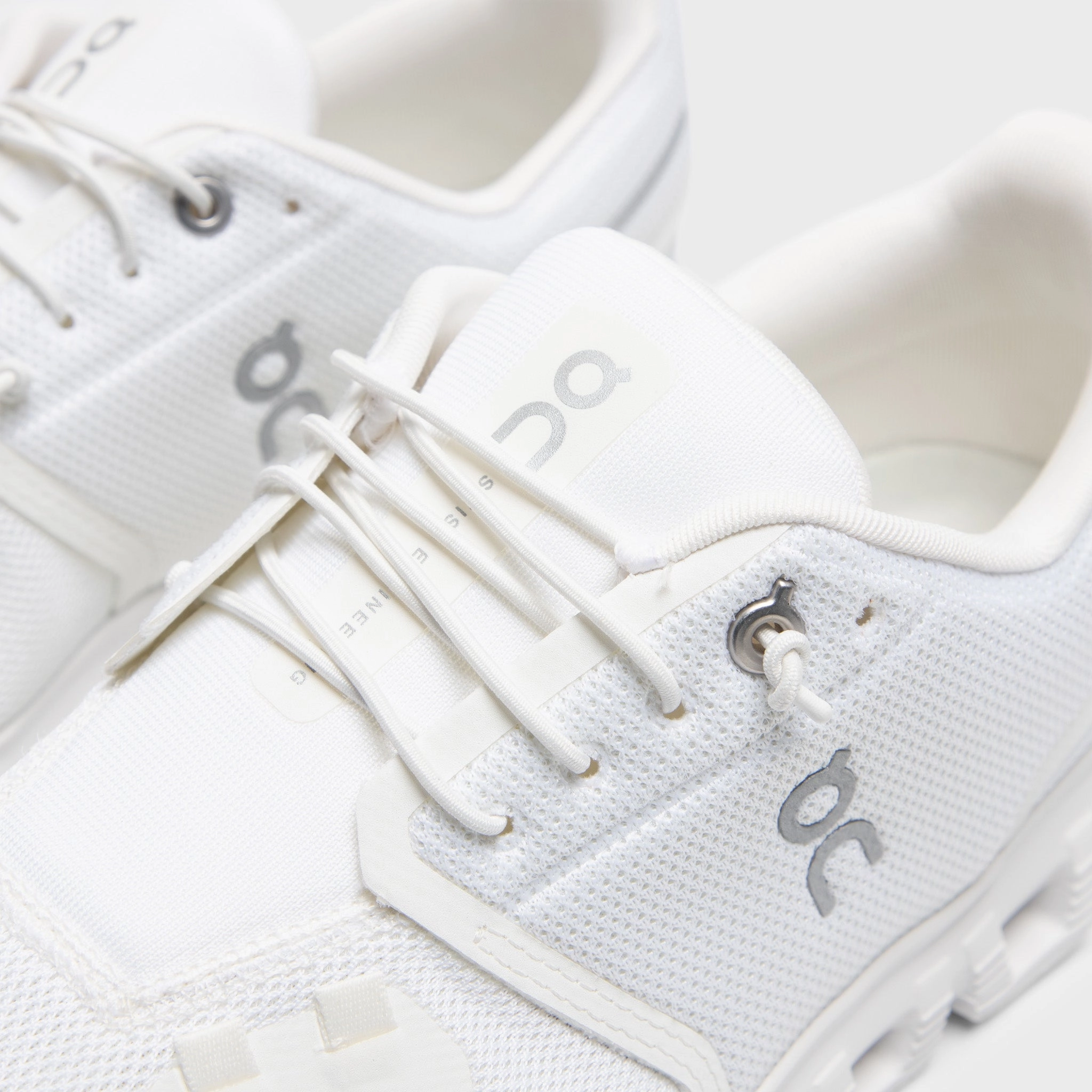 On Cloud 6 White / White foam insole shoes