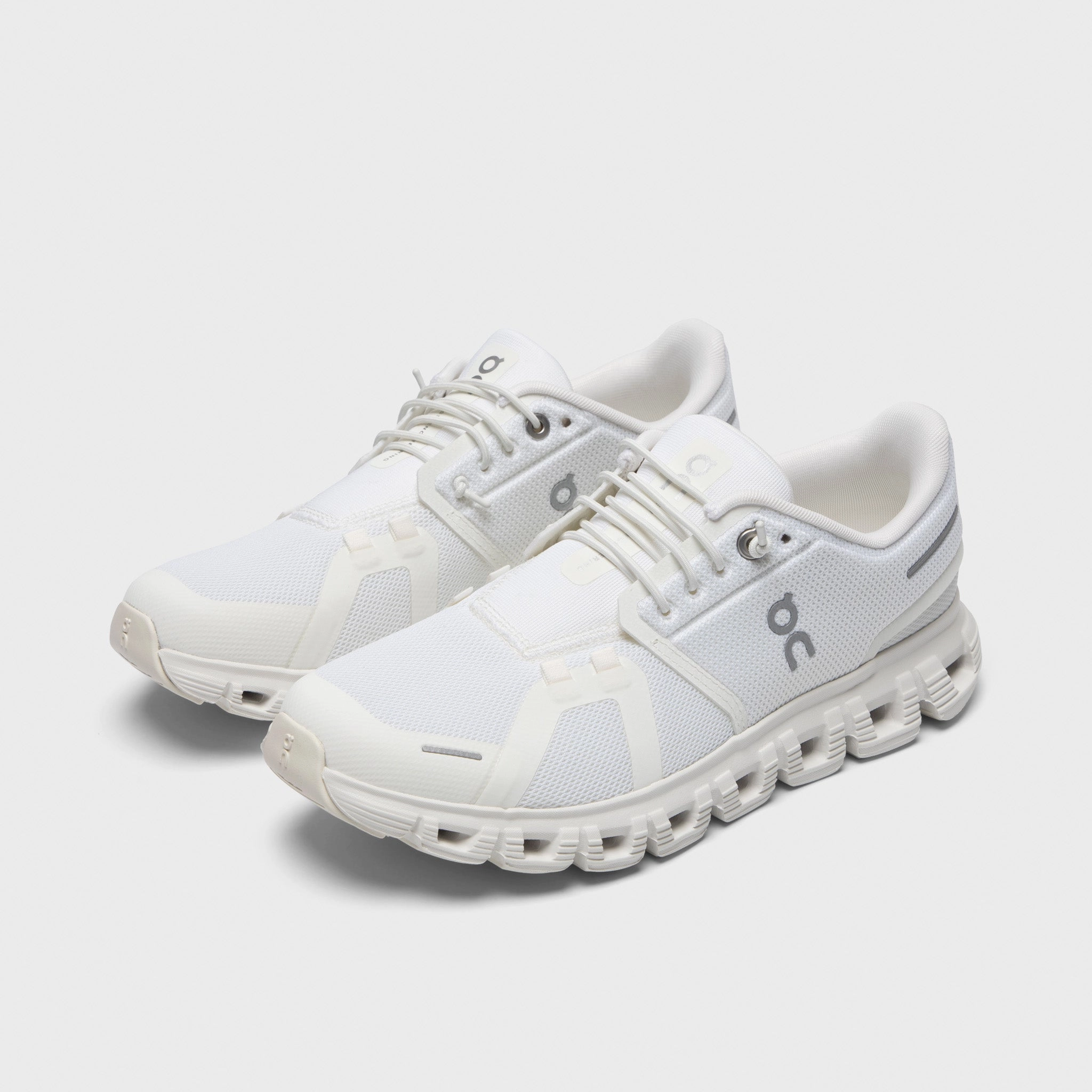 On Women's Cloud 6 White / White running with headphones