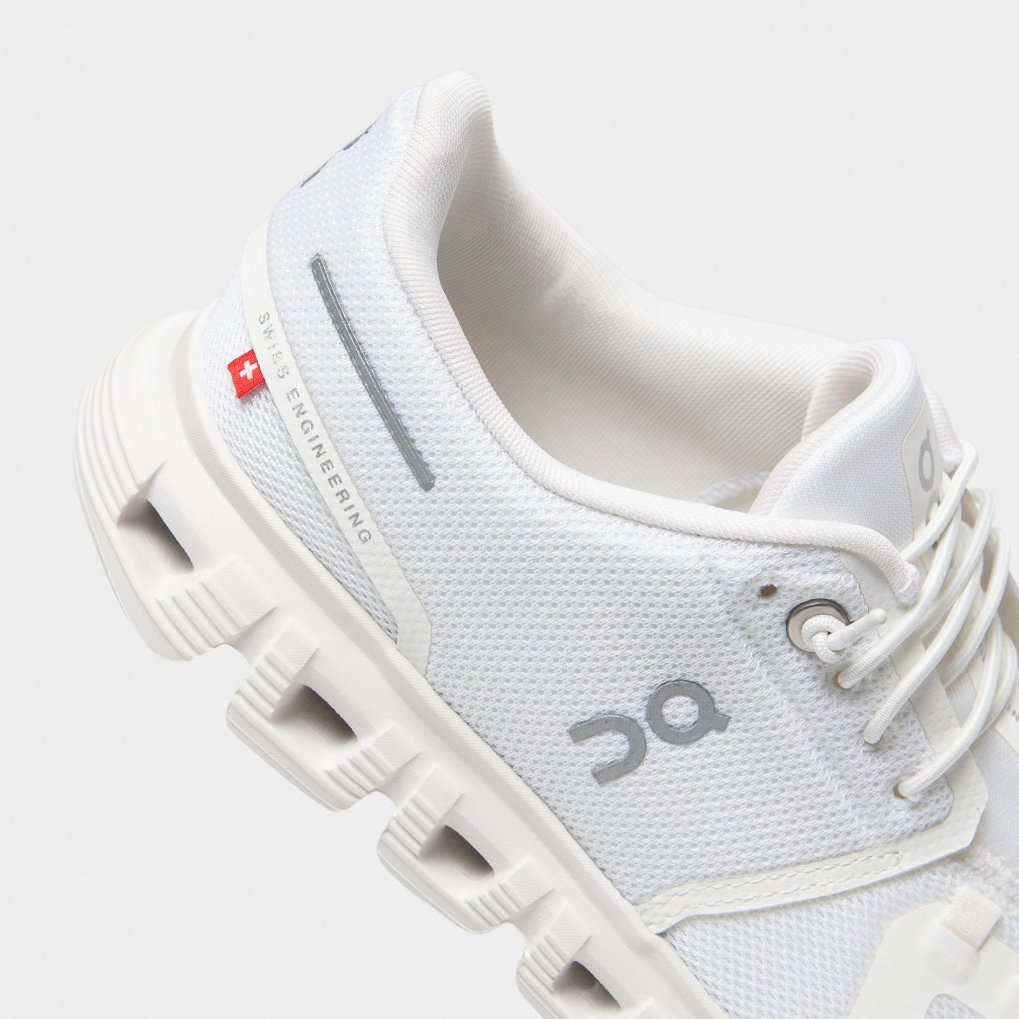 moisture - management - technology On Women's Cloud 6 White / White