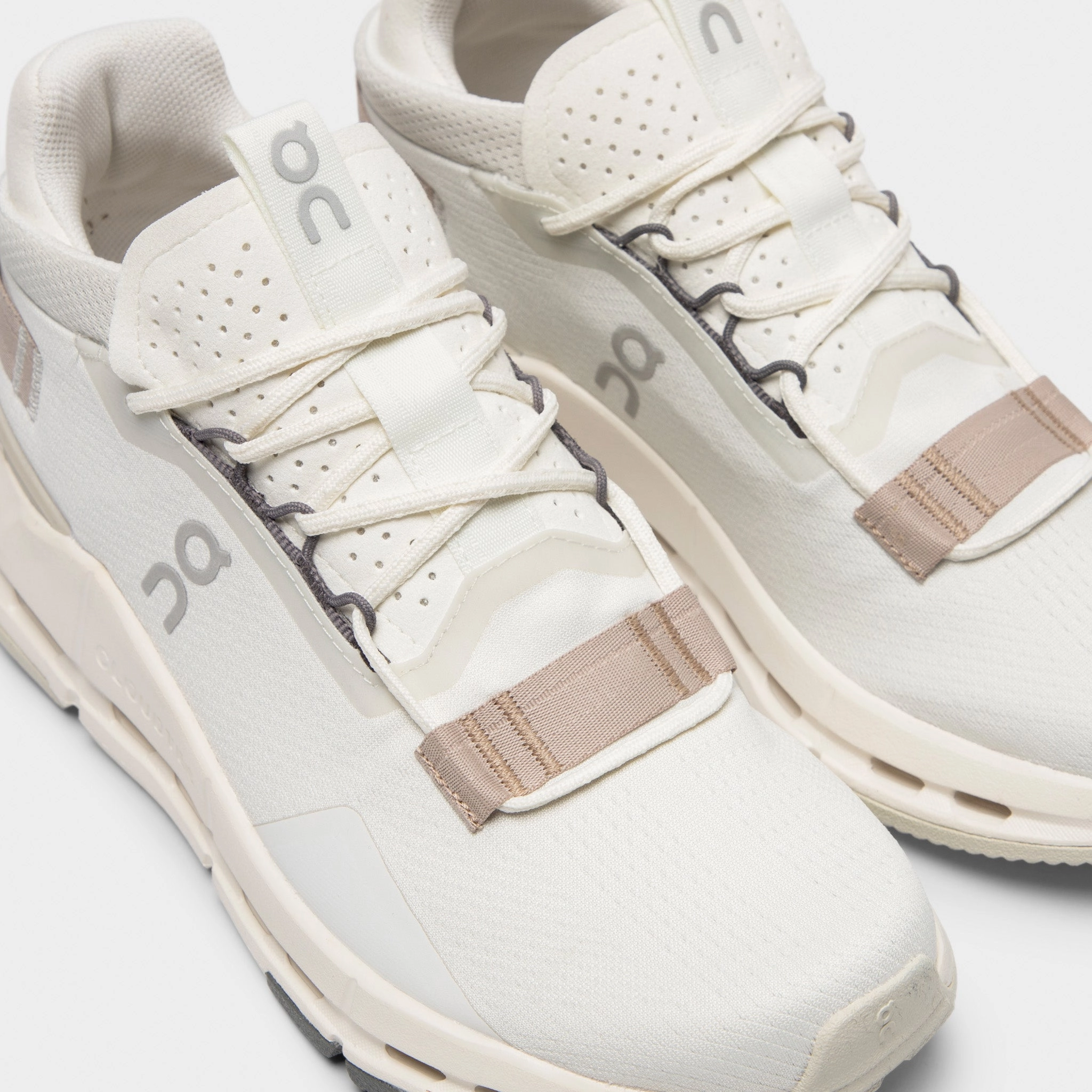 On Women's Cloudnova 2 Ice / Sand Snowy running