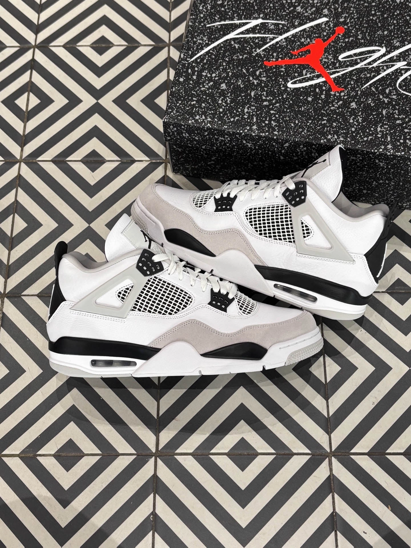 Fresh Walks Jordan 4 Military Black (Taille 46)