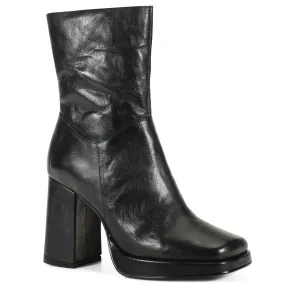 Women's Mont Pelier Boot In Black Mountain Proof Thermal Core Functional Minimalist