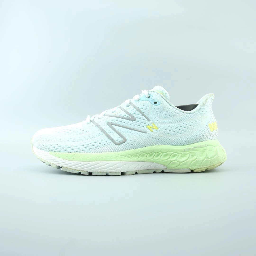 NEW BALANCE FRESH FOAM X 880V12 ElasticLaces running in a trail race shoes