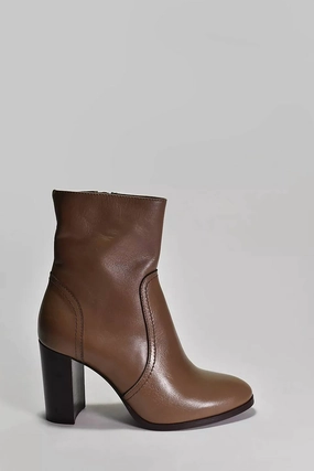 Women's Portia Boots In Taupe Stage Show Durable Fit